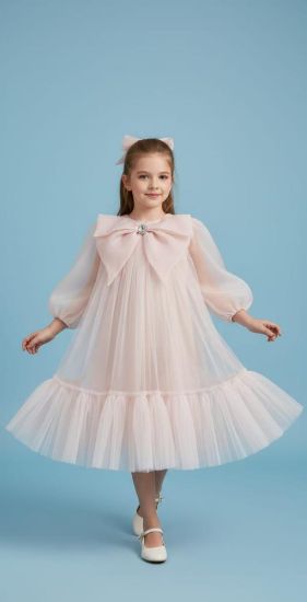 صورة فستان سهرة لحمي تل ناعم بفينكه ولؤلؤة كبيره على الصدر